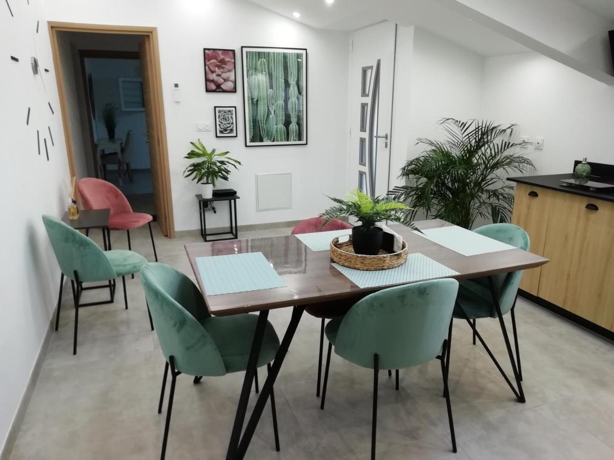 Appartement Au Dessus De La Maison Du Saunier Salin-de-Giraud Exterior foto