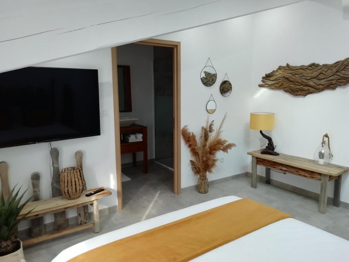 Appartement Au Dessus De La Maison Du Saunier Salin-de-Giraud Exterior foto